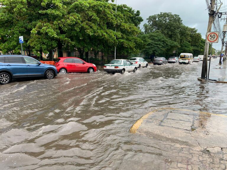 Intensas lluvias afectan vialidades de Cancún