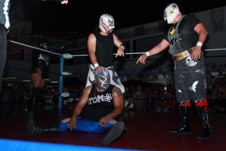 “Lucha Libre en Tu Colonia”, llegó al Festival de Día de Muertos en Playa del Carmen