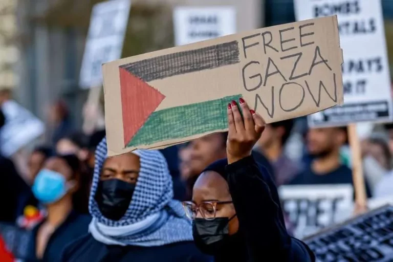 Gaza a oscuras en medio de ataques, mientras Israel en desacuerdo con sus aliados