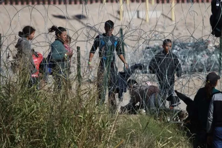 Migrantes de la caravana llegan a la frontera México-EEUU pero afrontan nuevos obstáculos