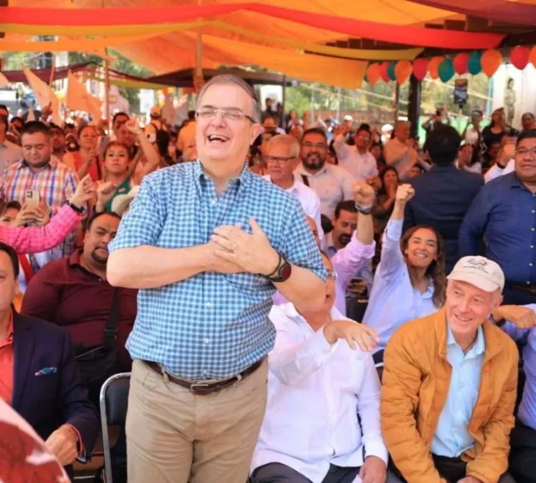 Ebrard da marcha atrás a su idea de estar en la boleta y se queda en Morena