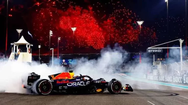 Checo perdió el podio por sanción y Verstappen sumó su triunfo 19
