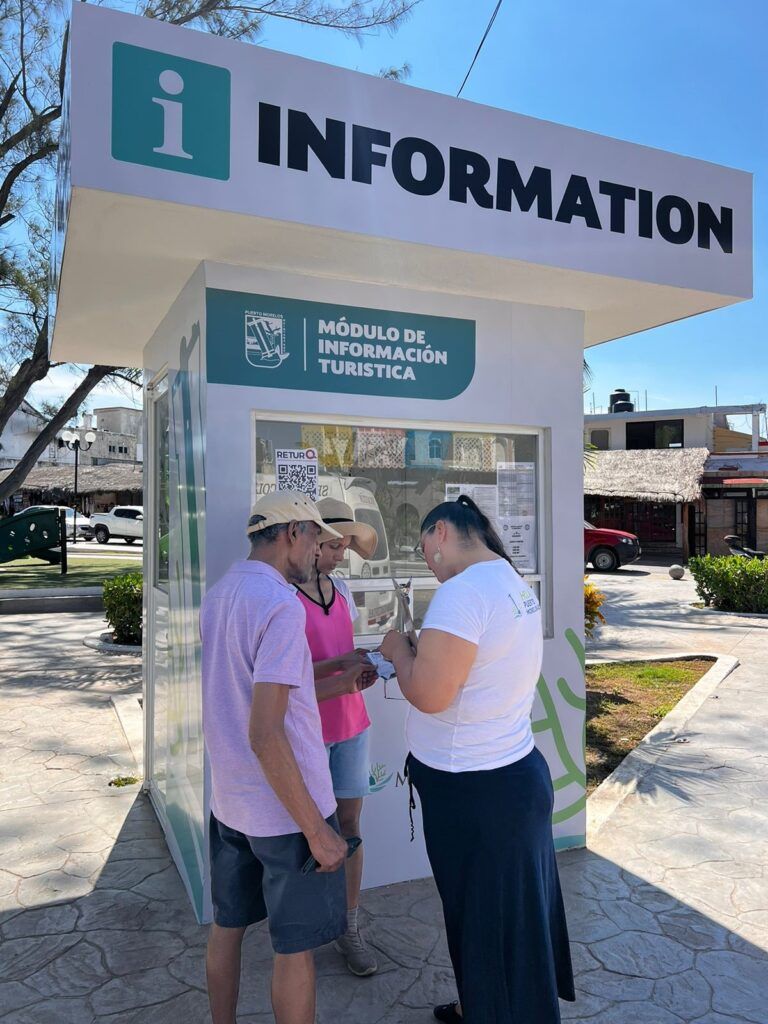 Gobierno de Puerto Morelos atiende directamente a los turistas