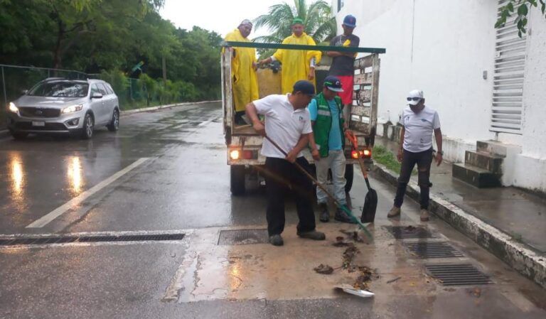 Trabajadores de Puerto Morelos mantienen limpia y funcionando la red de pozos pluviales