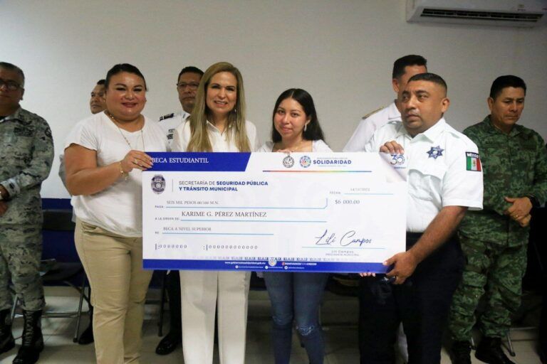 Lili Campos le cumple a los policías de Solidaridad con becas para sus hijos