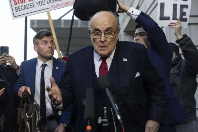 Giuliani deberá pagar 148 millones de dólares por difamar a dos trabajadoras electorales