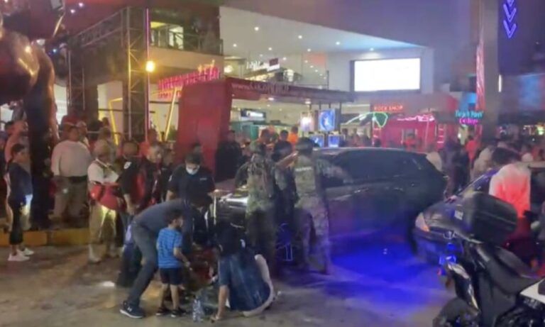 Automóvil atropella a peatones afuera del Coco Bongo