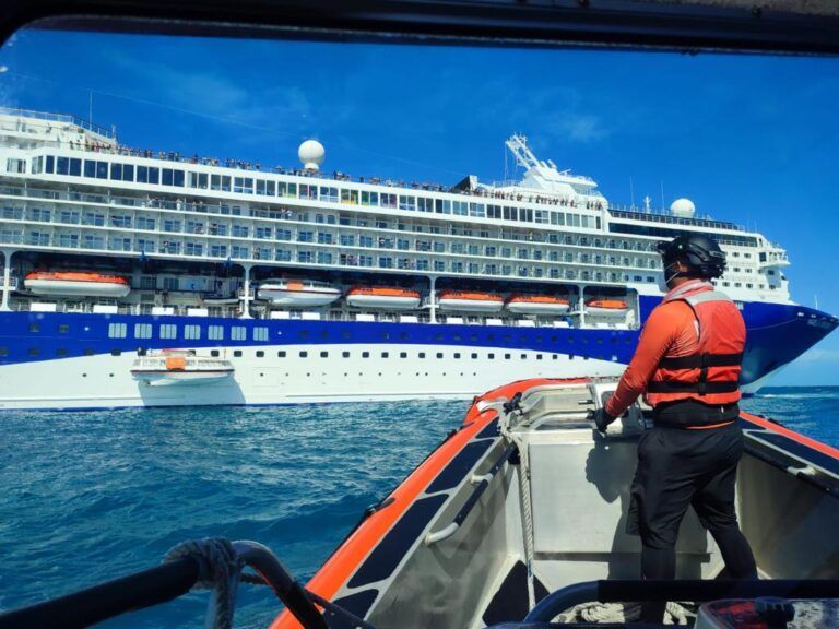 Personal naval realiza evacuación médica en un crucero turístico