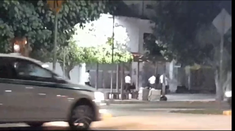 Lo vuelven a hacer, taxistas de Cancún agreden a pareja de turistas en la Avenida Tulum