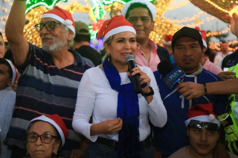 Inaugura Lili Campos Villa Navideña en Solidaridad