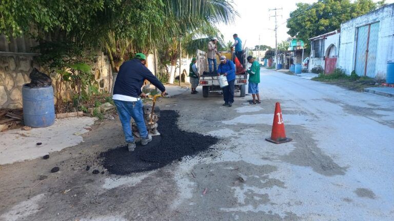 Gobierno de Puerto Morelos intensifica programa de bacheo en la cabecera municipal