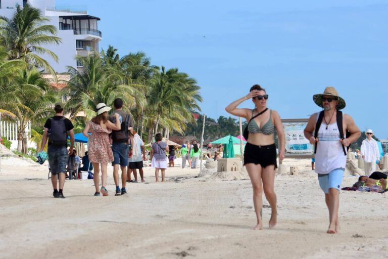 Registra Puerto Morelos repunte turístico por temporada vacacional