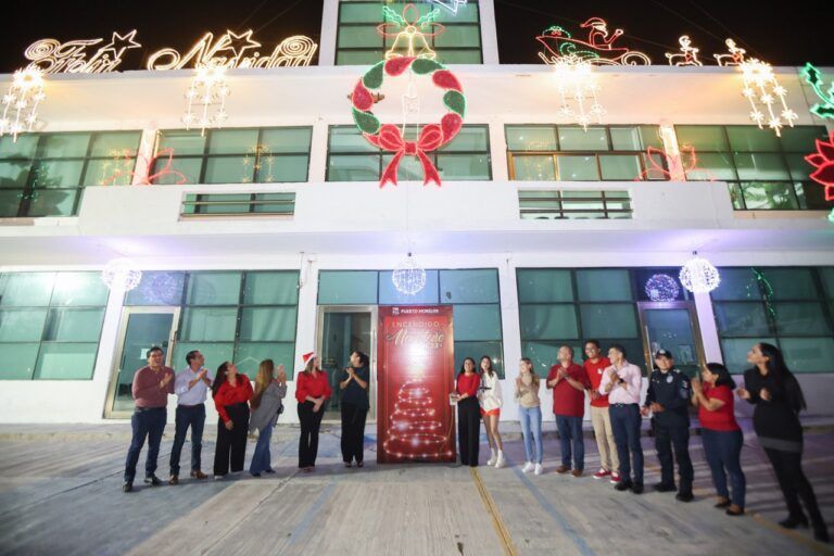 Blanca Merari realiza el encendido navideño en Puerto Morelos y Leona Vicario