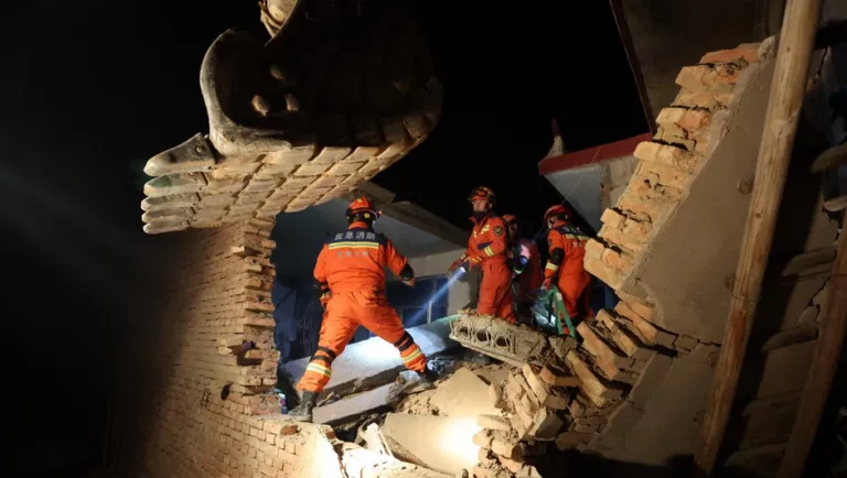 Sube al menos a 127 el número de muertos tras sismo en China, el más letal en el país en nueve años