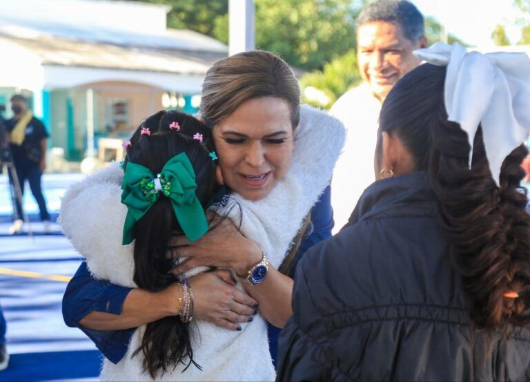 Lili Campos inaugura espacios deportivos en primaria de Puerto Aventuras