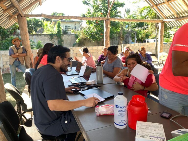 DIF Puerto Morelos lleva la feria “Abrazando Corazones” a Leona Vicario
