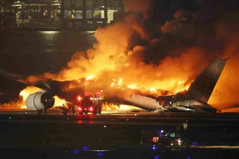 Confirman cinco muertos tras el choque de dos aviones en Tokio