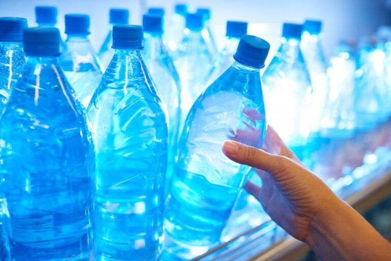 Agua embotellada contiene más nanoplásticos que la del grifo, revela un nuevo estudio