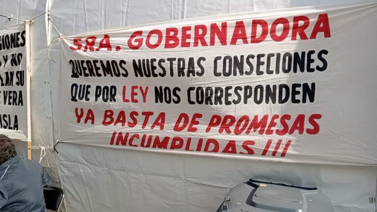 Taxistas de Cozumel realizan plantón para exigir concesiones