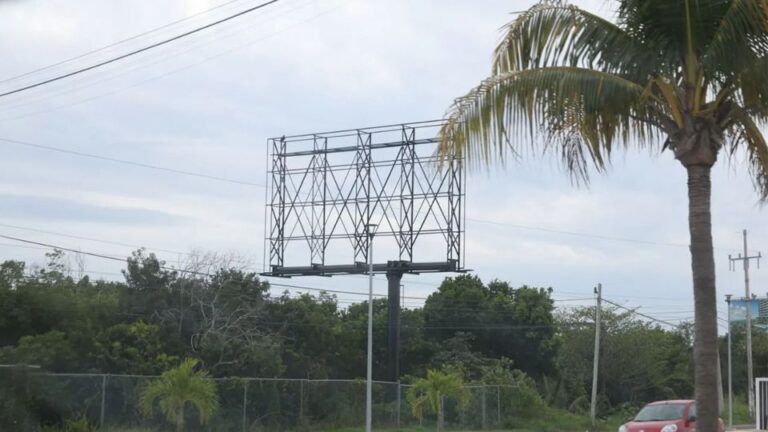 Continuará retiro de espectaculares del Bulevar Colosio