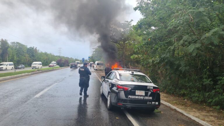 Tras percance, se incendia van de turismo en la Zona Hotelera