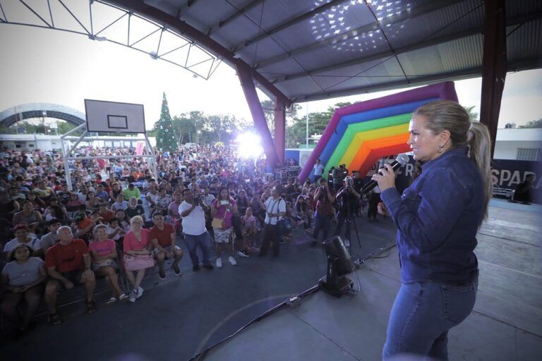 Festejan a los “Reyes del hogar” en Puerto Aventuras