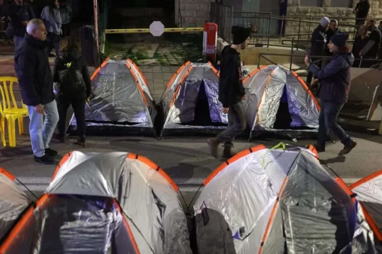 Netanyahu rechaza el fin de la guerra, pese a la cólera de familiares de rehenes