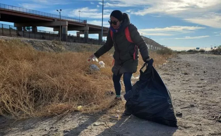 Voluntarios recogen toneladas de basura de migrantes en Ciudad Juárez