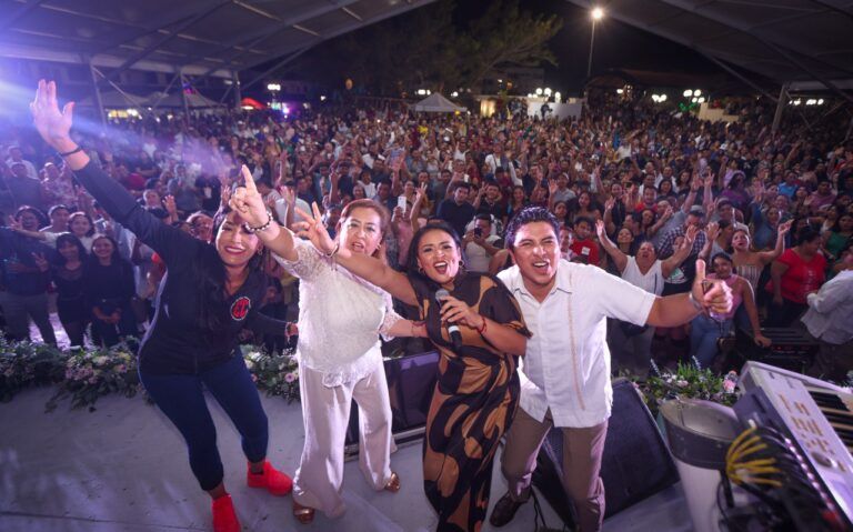 Cierra Puerto Morelos festejos de aniversario con baile popular en el Parque Fundadores