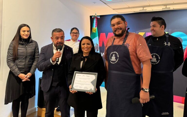 Blanca Merari recibe reconocimiento por  fomentar la gastronomía en Puerto Morelos