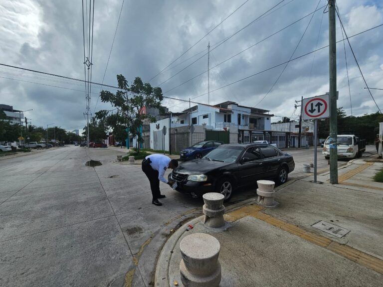 Sancionan en Cancún a vehículos mal estacionados
