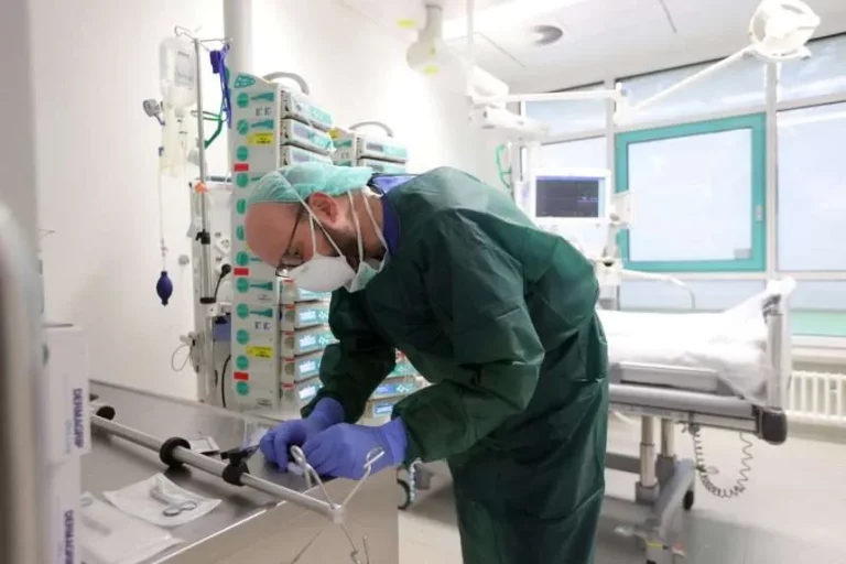 Las mascarillas vuelven a algunos hospitales de EE.UU. ante un pico de contagios de covid