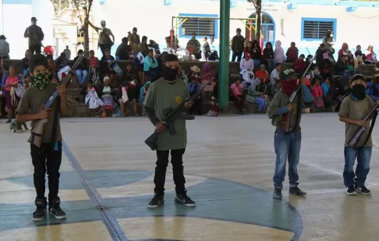 Niños de Guerrero reciben armas para defenderse del crimen organizado