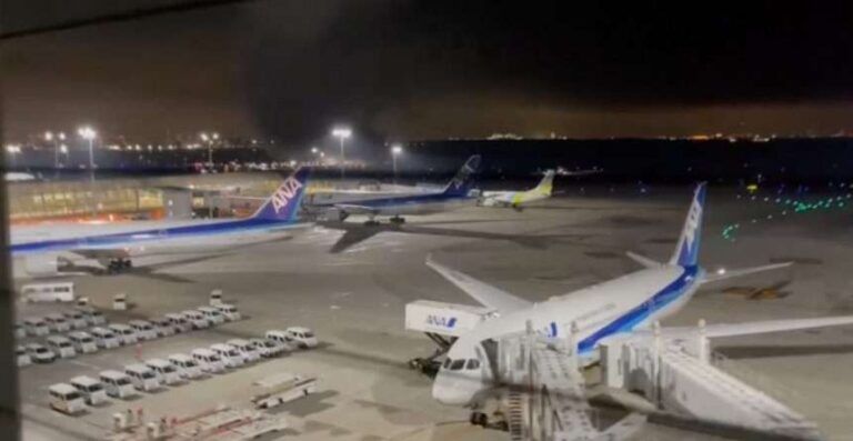 Más de 200 vuelos cancelados tras el choque de dos aviones en el aeropuerto de Tokio