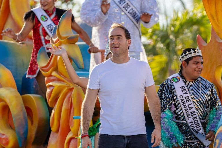 Diego Castañón inaugura el Carnaval Tulum 2024 y corona a los reyes