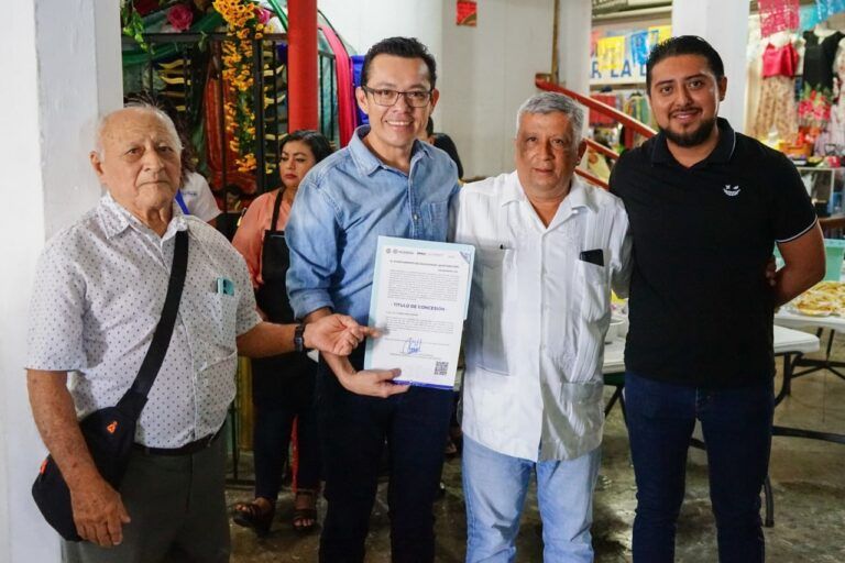 Entregan concesiones del mercado de la Colosio, “Diana Laura Riojas”