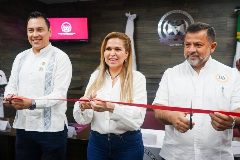 Inaugura la presidenta de Solidaridad, Lili Campos, sala de juicios de la Universidad Vizcaya