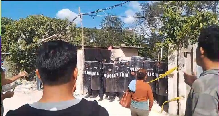 Desalojan a familias de colonia irregular en Playa del Carmen