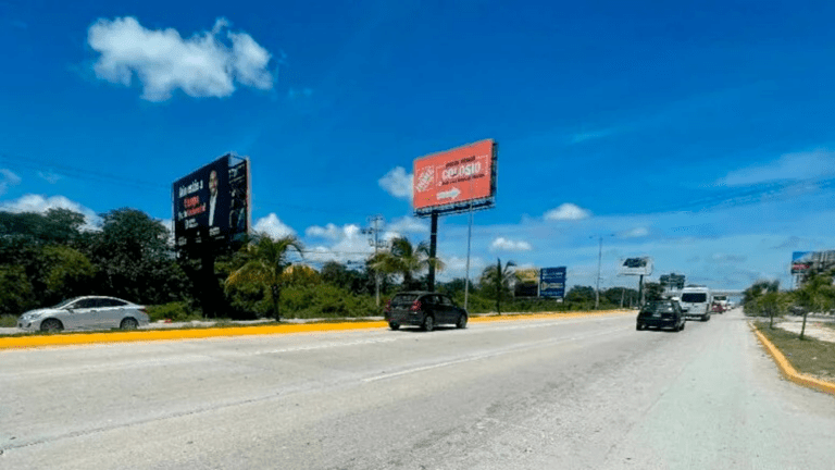 Avanza retiro de espectaculares en boulevard Colosio