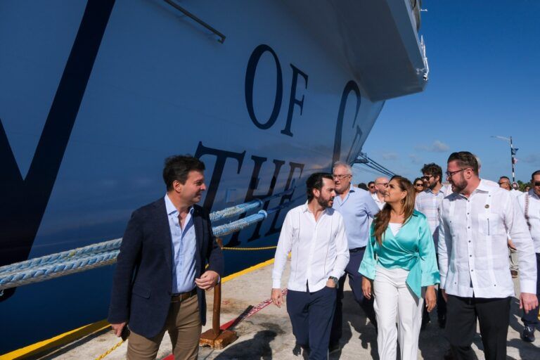 Recibe Mara Lezama al crucero más grande del mundo en Mahahual, Quintana Roo