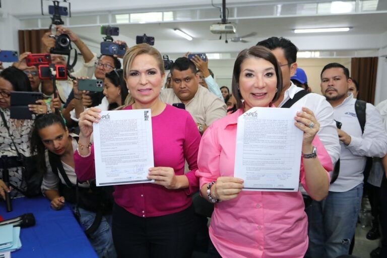 Se registra Lili Campos como aspirante a la candidatura a la presidencia municipal de Solidaridad por el PAN