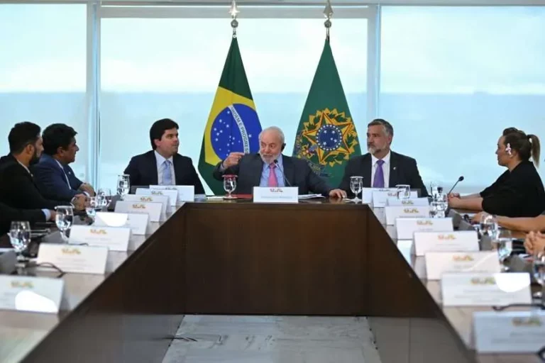 Lula recibe a la FIFA y afirma que Brasil está capacitado para albergar el Mundial de 2027