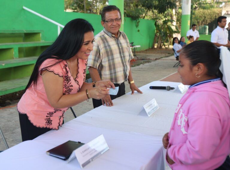 Gobierno de Puerto Morelos entrega becas escolares a estudiantes de Leona Vicario