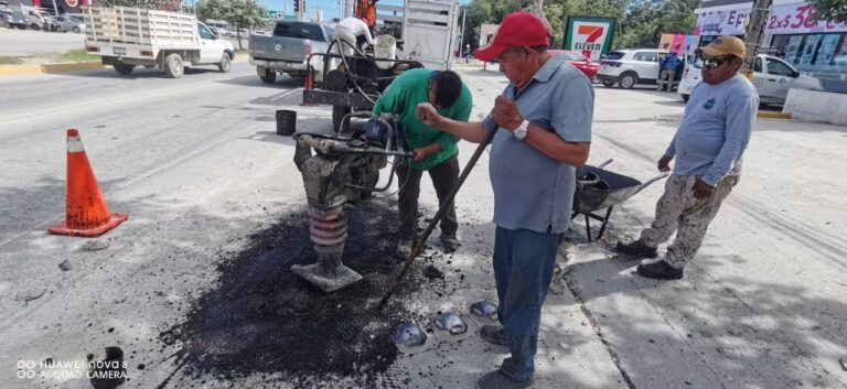 Gobierno de Tulum realiza jornadas de bacheo emergente en la cabecera municipal