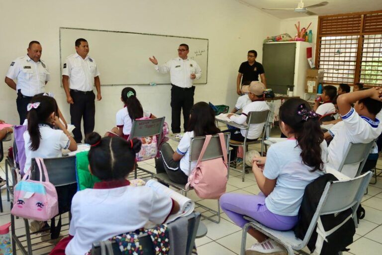 Comparten plática de educación vial a estudiantes y padres de familia de Leona Vicario