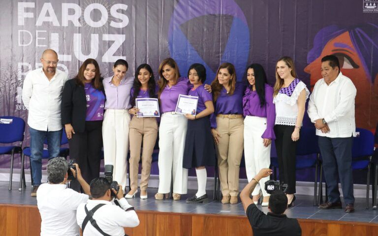 Autoridades de Puerto Morelos atestiguan toma de protesta de redes de mujeres jóvenes “Faros de Luz”