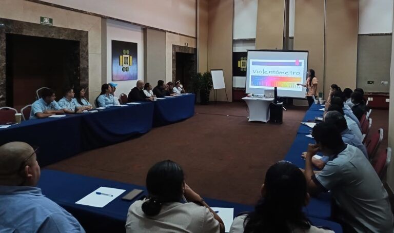 Imparten plática sobre rutas de atención a la violencia contra la mujer en Puerto Morelos