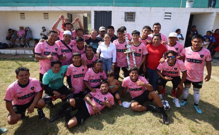 Premian a ganadores de torneo de futbol soccer de Puerto Morelos