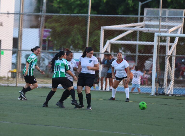 Funcionarias y mamás de Puerto Morelos conmemoran el Día de la Mujer con un encuentro de fútbol