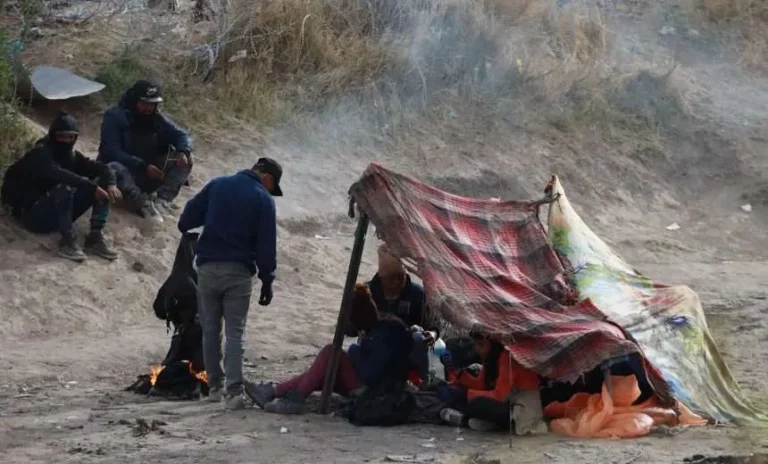 Migrantes acampan en la frontera de México entre el caos generado por la ley SB4 de Texas